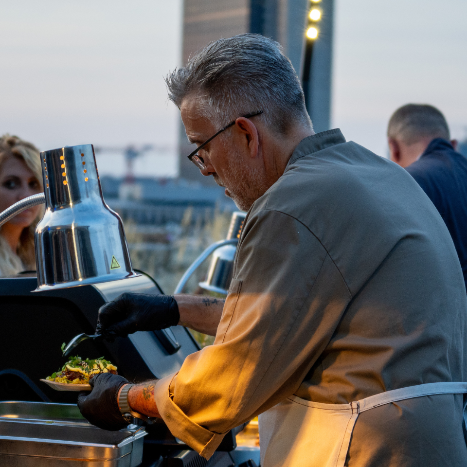 Essen ausgabe bbq Event im Place to be bei Meet Germany FLOW THE KITCHEN