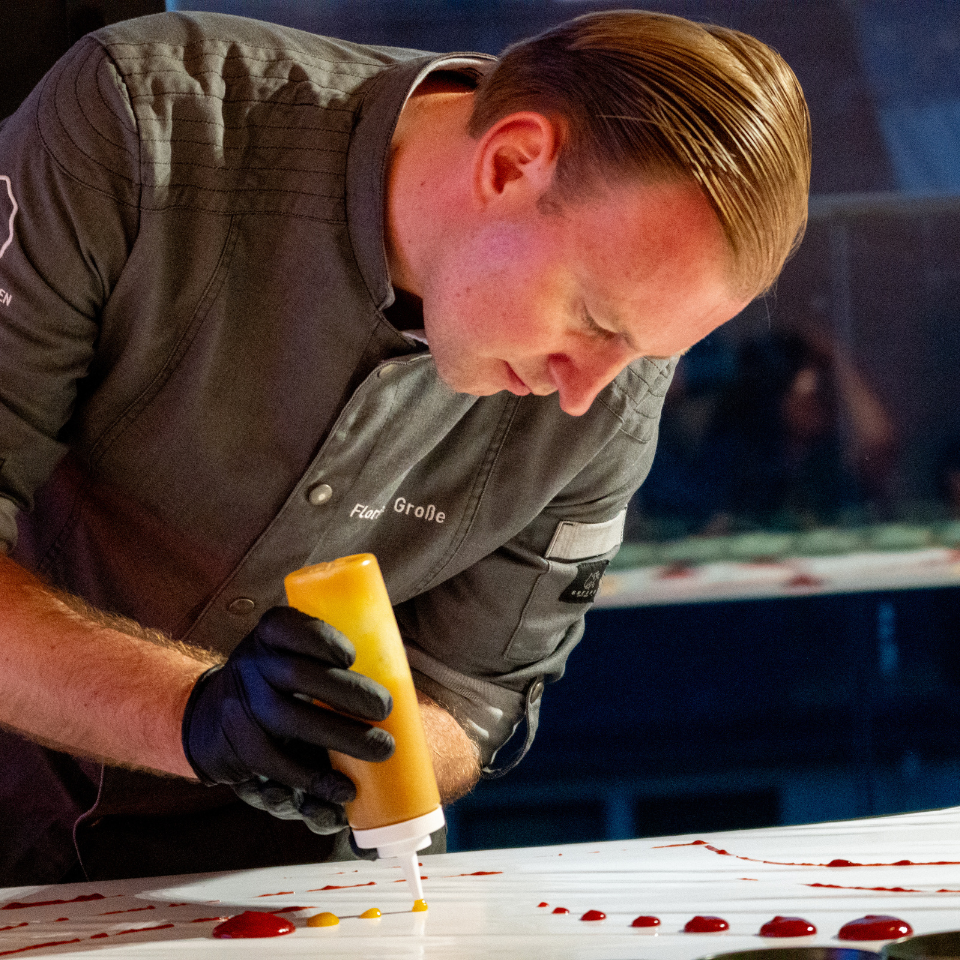 Florian Große beim Anrichten live Dessert im Place to be bei Meet Germany FLOW THE KITCHEN