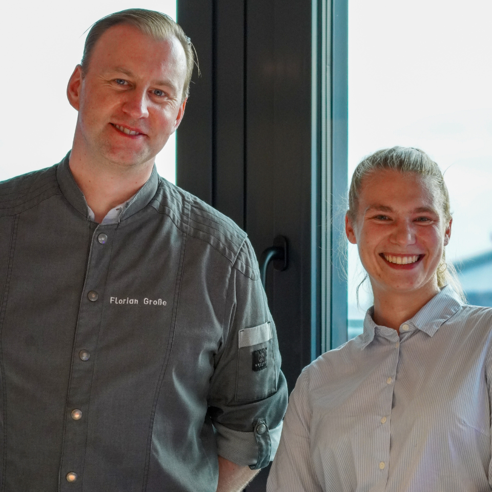 Mitarbeiter lächeln im Place to be bei Meet Germany FLOW THE KITCHEN