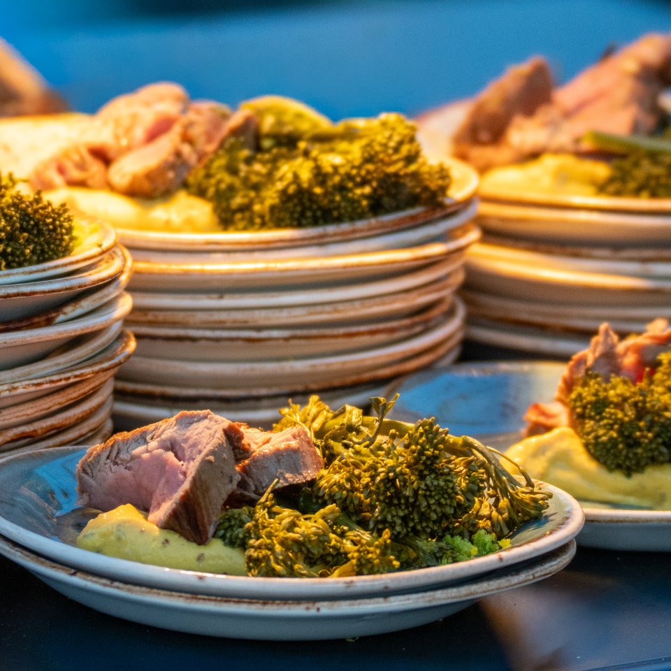 Teller und Essen im Place to be bei Meet Germany FLOW THE KITCHEN