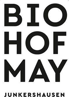 Logo des Bio-Hof May mit großem „BIO“-Schriftzug auf transparentem Hintergrund; steht für einen regionalen Bio-Landwirtschaftsbetrieb, der frische Zutaten für Caterings liefert.