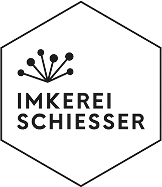 Logo der Imkerei Schiesser: schwarzer sechseckiger Rahmen mit stilisiertem Blütenstempel über dem Schriftzug „IMKEREI SCHIESSER“, symbolisiert einen lokalen Honiglieferanten für Veranstaltungen und feine Caterings.