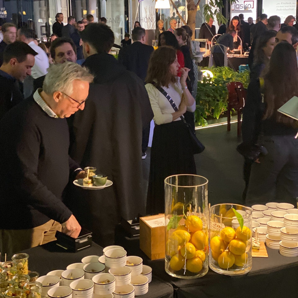 Artemide Light & Buildung Fingerfood und Gäste FLOW THE KITCHEN