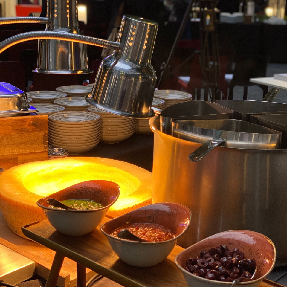 Artemide Light & Buildung Parmesanleib Pasta Live Cooking FLOW THE KITCHEN