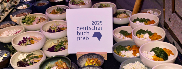 Deutscher Buchpreis im Römer seit 2018 FLOW THE KITCHEN Schild mit fingerfood schalen wo deutscher Buchpreis 2025 steht
