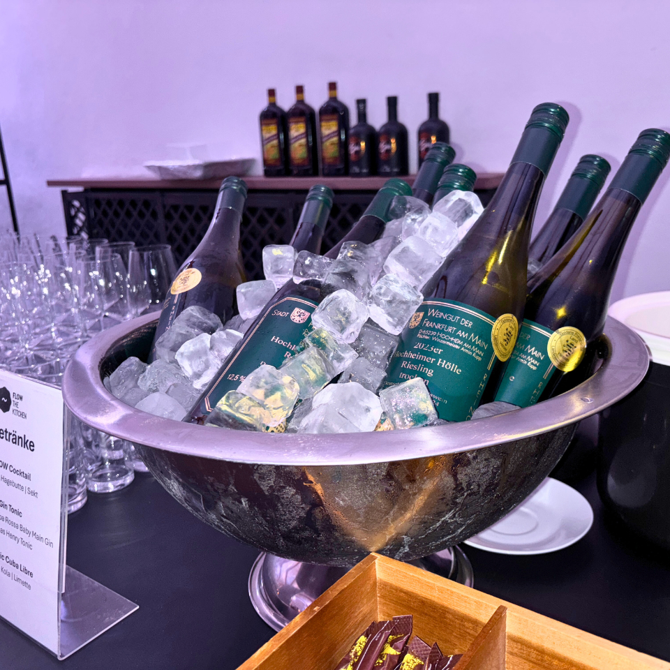 Deutscher Buchpreis im Römer seit 2018 FLOW THE KITCHEN Sektflaschen in champagnerbowl