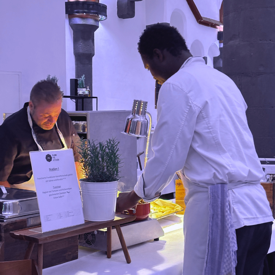 Deutscher Buchpreis im Römer seit 2018 FLOW THE KITCHEN MItarbeiter beim Kochen