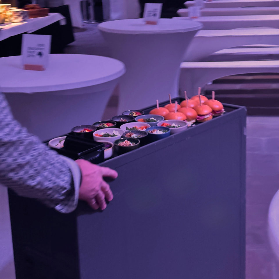 Deutscher Buchpreis im Römer seit 2018 FLOW THE KITCHEN Flugzeugrollies mit Essen drauf
