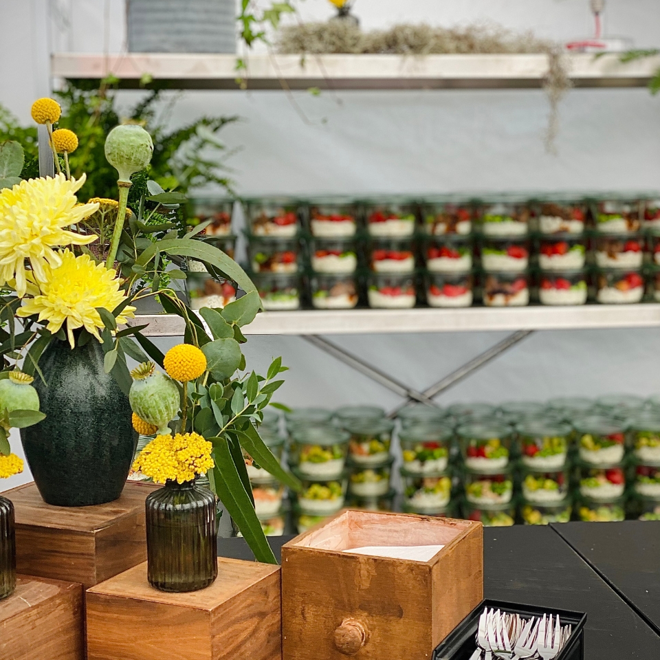 EY Klassikstadt Sommerfest Deko Blumen FIngerfood FLOW THE KITCHEN