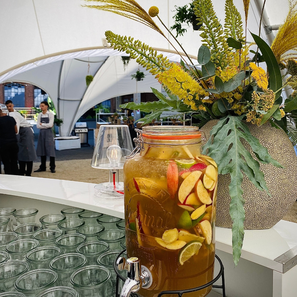 EY Klassikstadt Sommerfest Drinks Deko FLOW THE KITCHEN