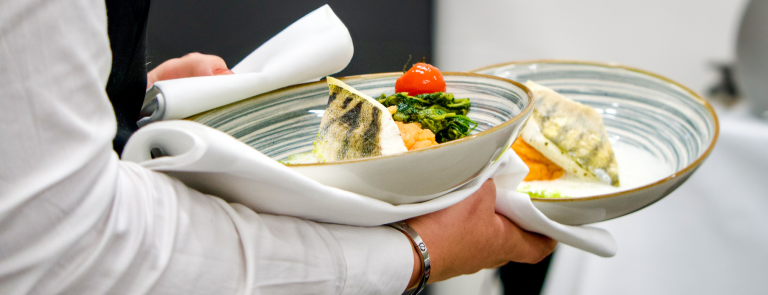 Ingelheim Böhringer Galadinner VILCO 15.05.2025 Kellner mit 2 Tellern