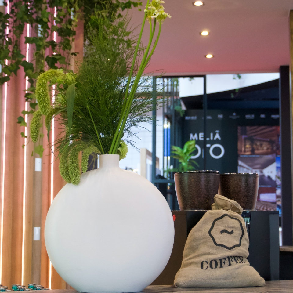 Kempinski-IMEX-BLumenvase-Kaffeestation-FLOW-THE-KITCHEN