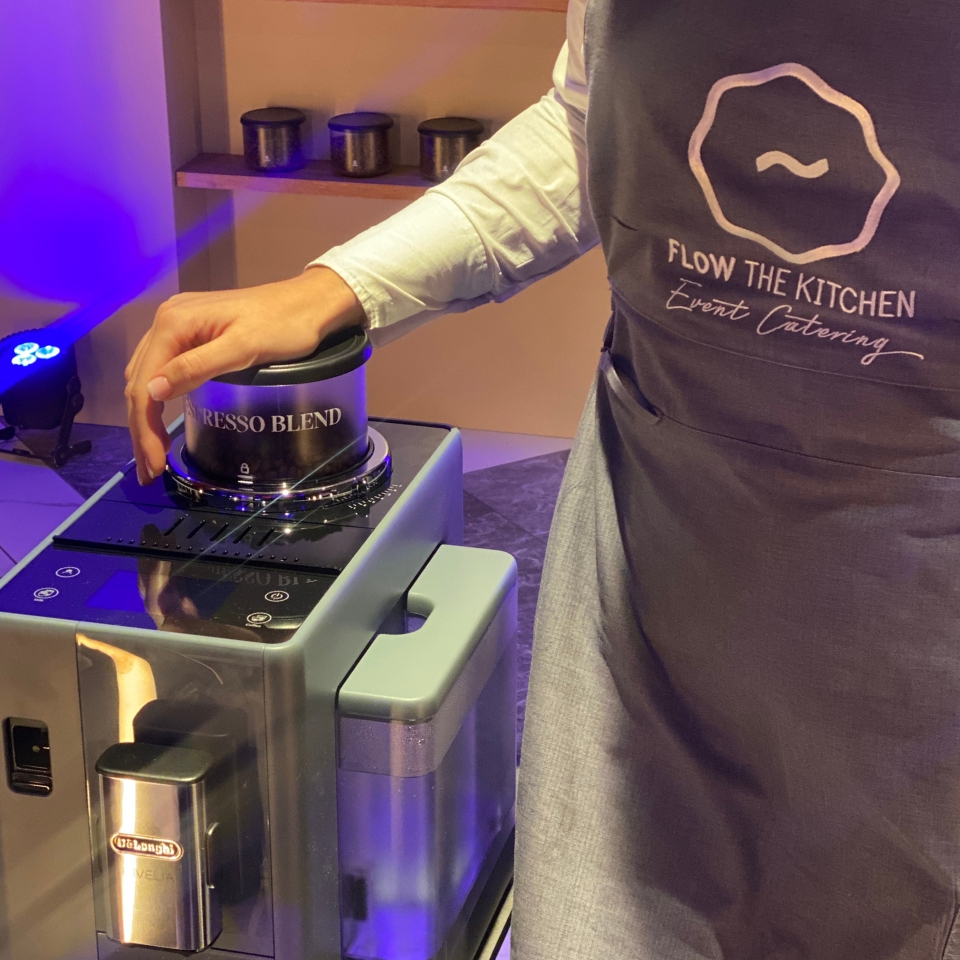 De Longhi Le Panther Kaffeemaschine und Service FLOW THE KITCHEN