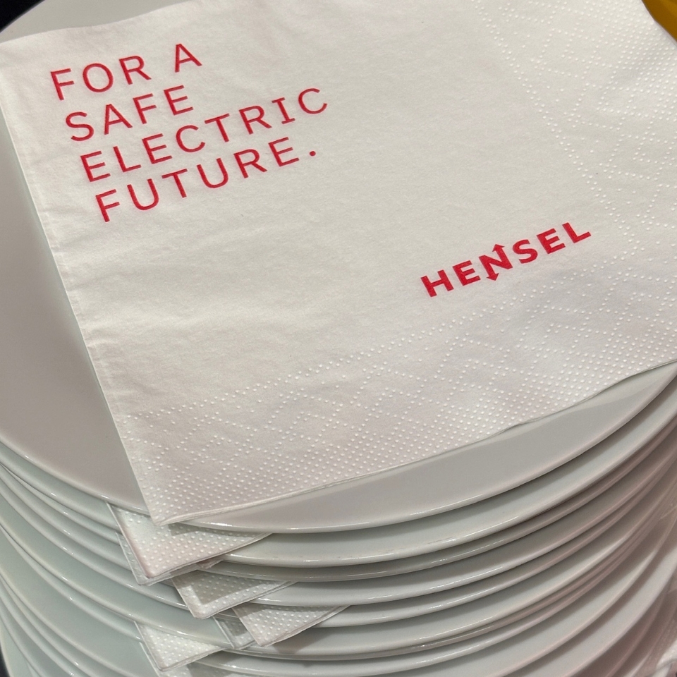 Gustav Hensel Light+Building Messe Teller FLOW THE KITCHEN