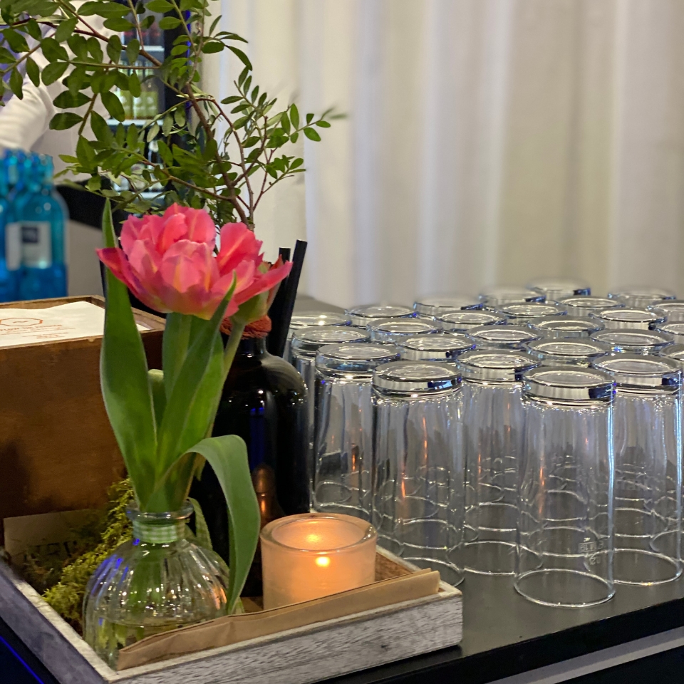 Schöck Bauteile Alte Lokhalle Mainz Deko Blumen Kerzen FLOW THE KITCHEN