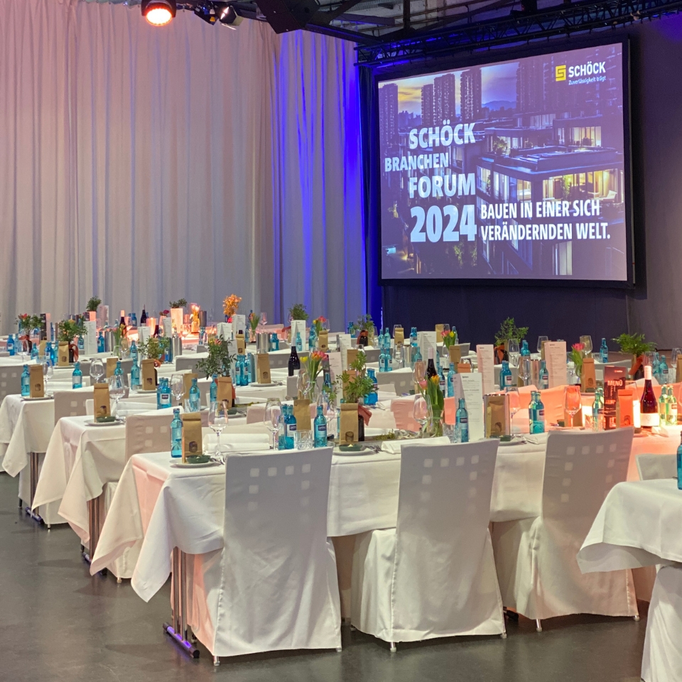 Schöck Bauteile Alte Lokhalle Mainz Leinwand Tische FLOW THE KITCHEN