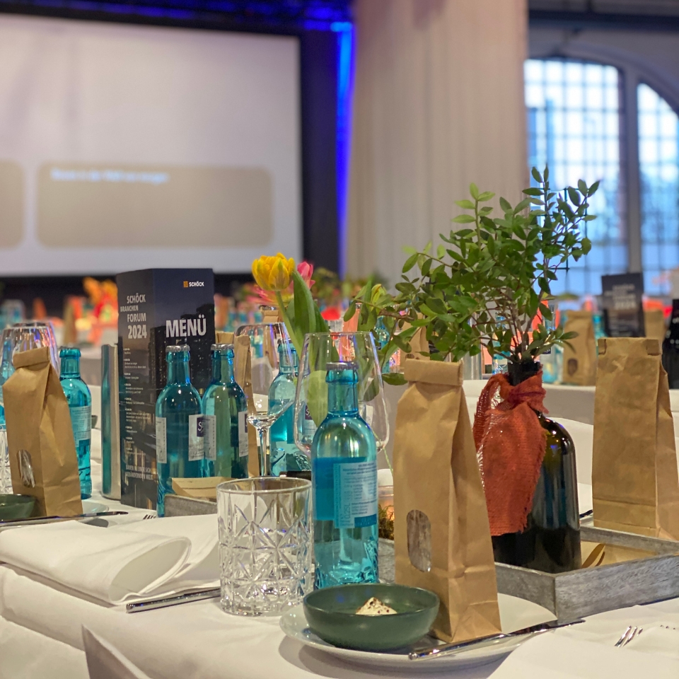 Schöck Bauteile Alte Lokhalle Mainz Tischgedeck FLOW THE KITCHEN