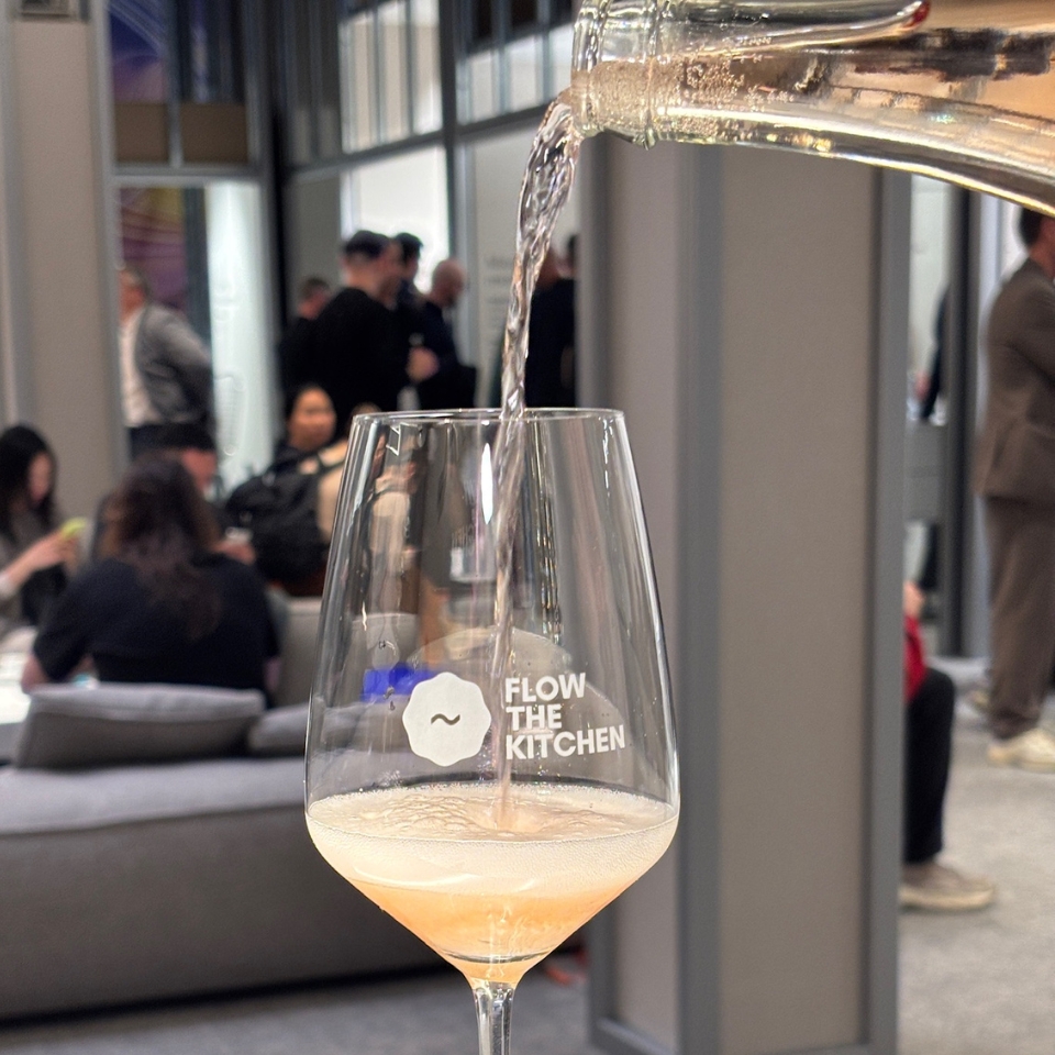 XAL Light+Building Messe Weinglass mit Logo FLOW THE KITCHEN