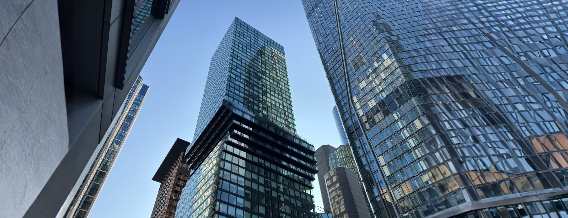 Hochhäuser aus Glas in der Frankfurter Skyline – ideale Kulisse für ein Corporate Event Frankfurt.