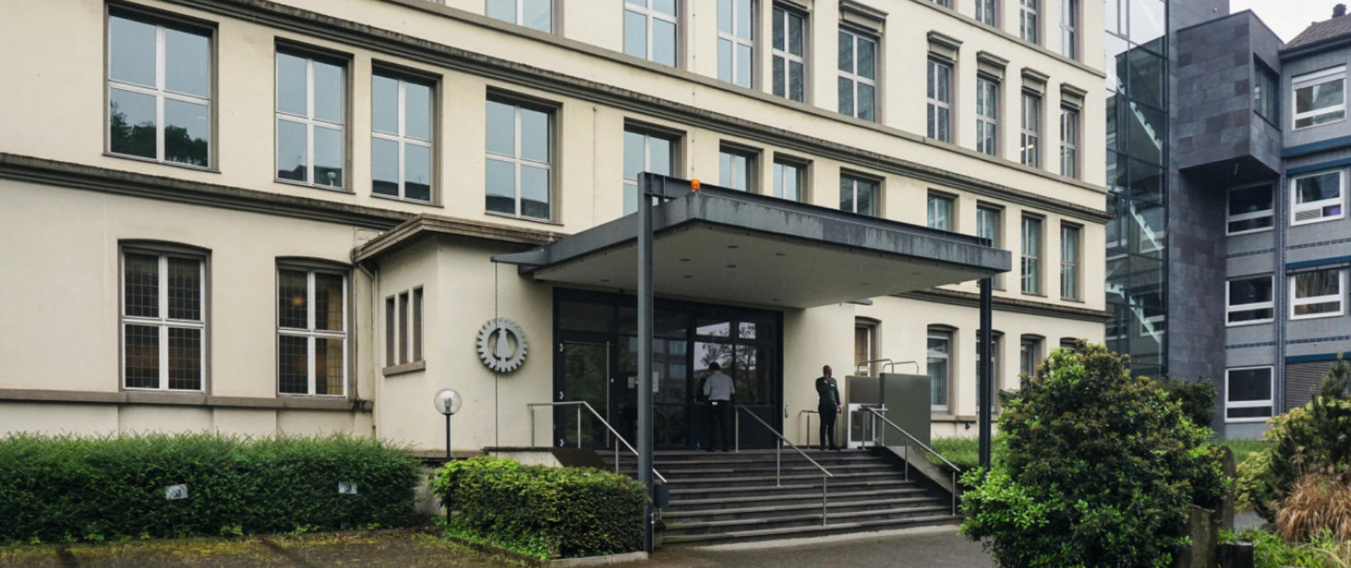 Eingangsbereich eines Bürogebäudes in Frankfurt, ideal für Corporate Events Frankfurt, mit Treppe und modernem Vordach.
