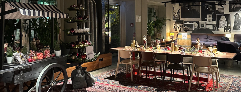Weihnachtlich dekorierter Eventraum mit Candy-Cart und festlich gedecktem Tisch – Catering Frankfurt im stilvollen Ambiente.