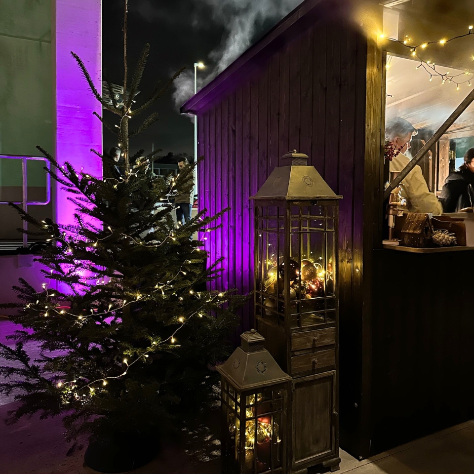 FOUR PARX Dreicheich Christmas Tree and Cabin FLOW THE KITCHEN