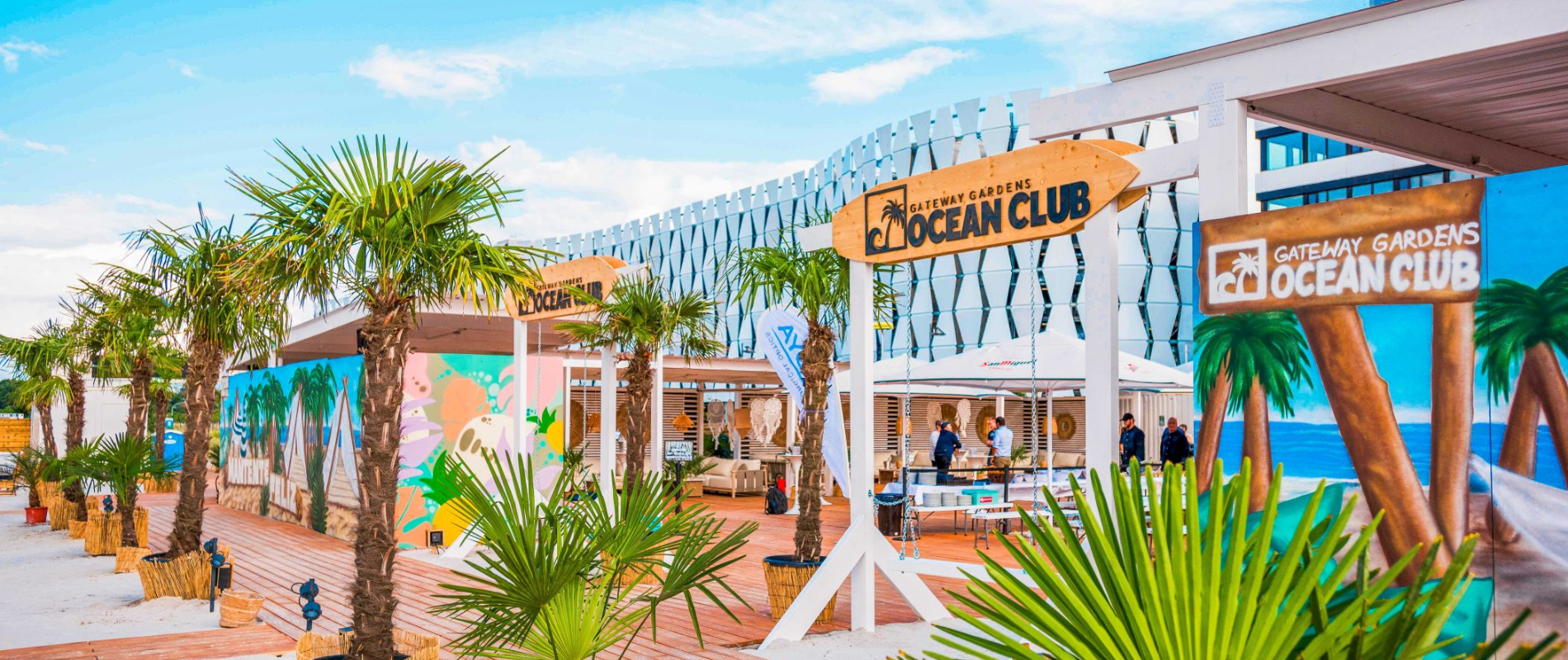 Gateway Gardens Ocean Club mit Palmen, Holzsteg und tropischer Dekoration – ideal für Corporate Events Frankfurt.