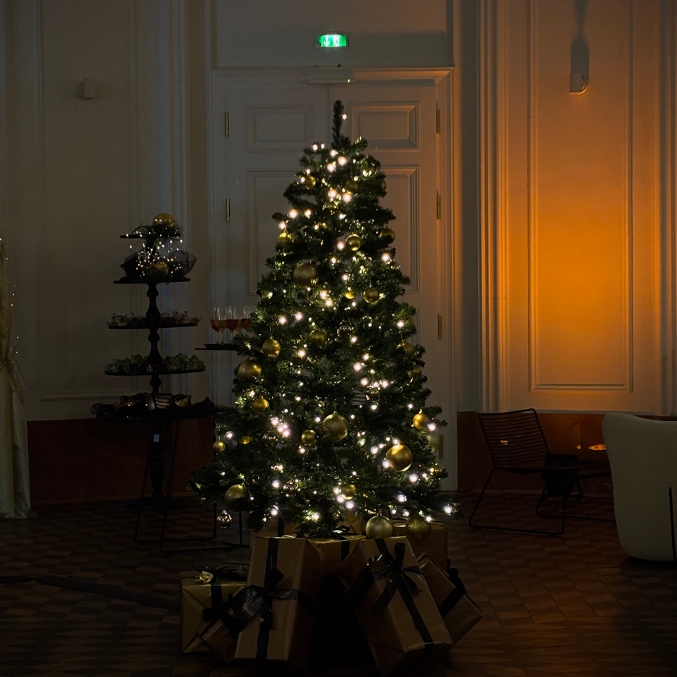 Latham & Watkins LLP Palais Thurn&Taxis Geschmückter Tannenbaum FLOW THE KITCHEN