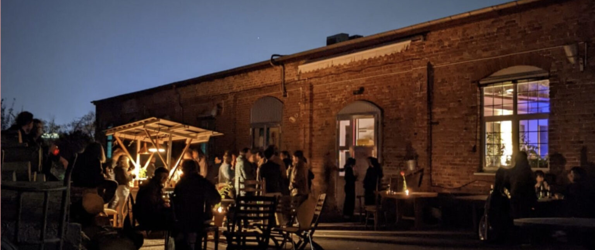 Abendveranstaltung vor historischem Backsteingebäude – Corporate Event Frankfurt mit stimmungsvoller Beleuchtung und Gästen im Freien.