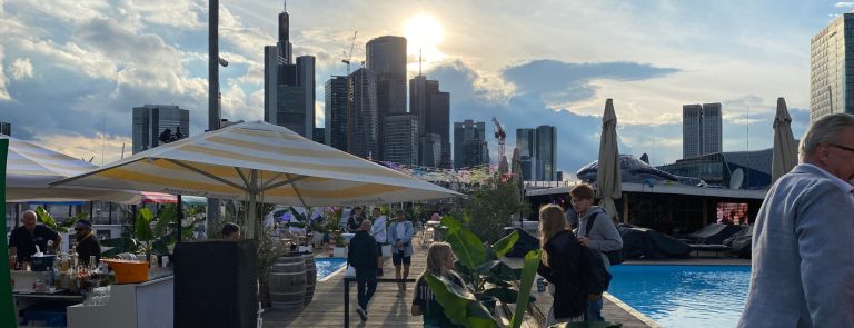 Nina Events City Beach Pool und Skyline FLOW THE KITCHEN