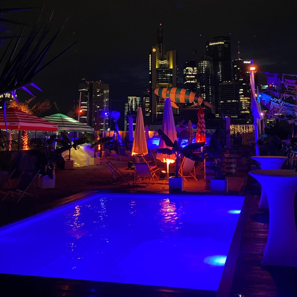 Nina Events City Beach Party Poolbeleuchtung FLOW THE KITCHEN