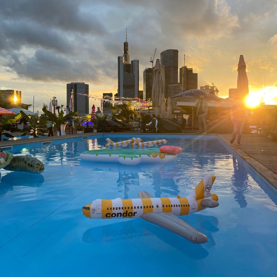 Nina Events City Beach Pool und Skyline FLOW THE KITCHEN