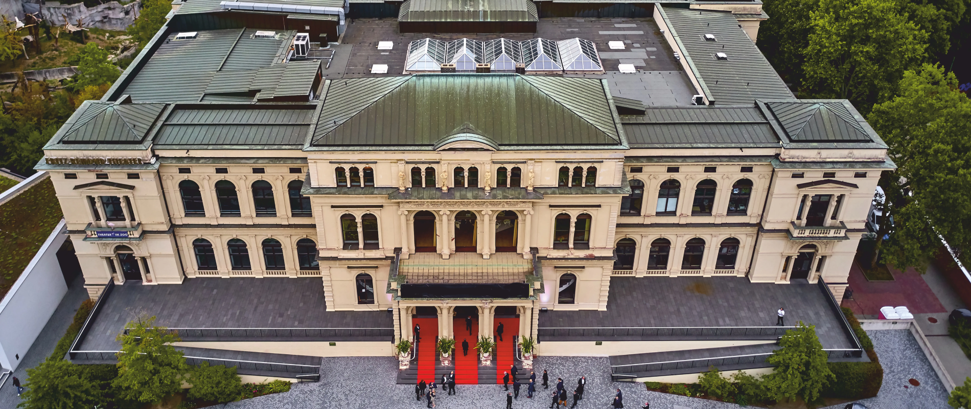 Luftaufnahme des Theater im Zoo Frankfurt mit rotem Teppich – ideale Location für ein Corporate Event Frankfurt.