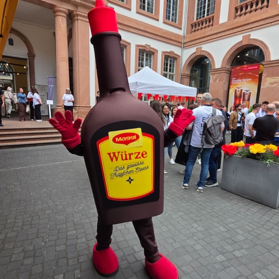 Nestlé Palais Thurn & Taxis, Frankfurt: A person in a Maggi costume at FLOW THE KITCHEN