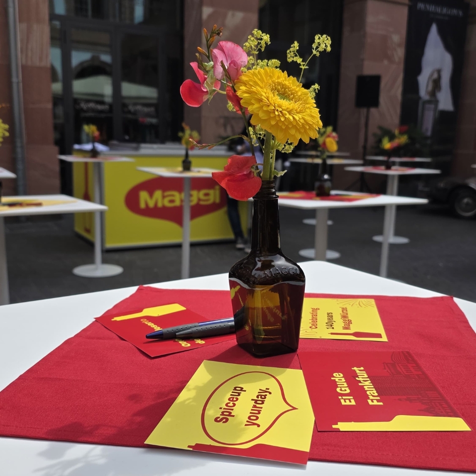 Nestlé Palais Thurn & Taxis Frankfurt Table Decoration: Red and Yellow Flowers FLOW THE KITCHEN