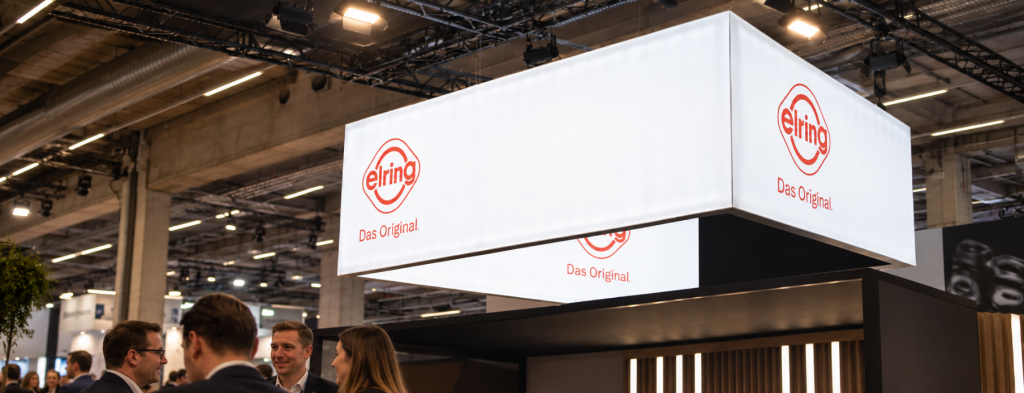 Elring „Das Original" Messestand mit beleuchtetem Deckenpanel und Besuchern – Messe Frankfurt Catering und Eventbereich.