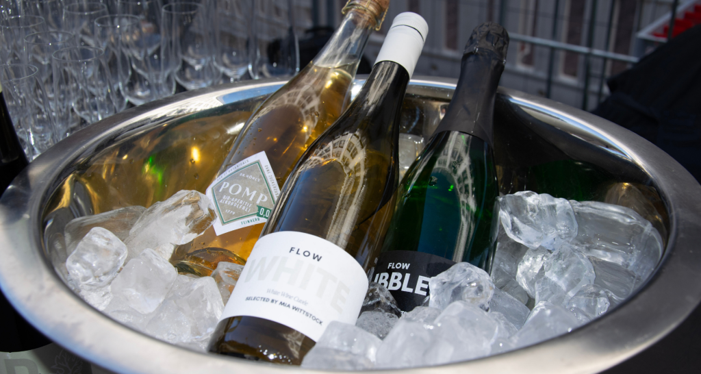 Drei Weinflaschen (Flow White, Flow Bubble, Pomp) in einem Eiskübel beim Catering Frankfurt Event.