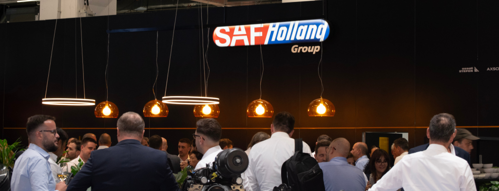 SAF-Holland Group Messestand mit Networking-Gästen und stilvoller Beleuchtung – Messe Catering Frankfurt auf der IAA.