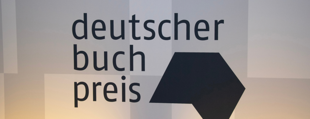 Logo des Deutschen Buchpreises auf einem Banner, präsentiert bei einem Corporate Event Frankfurt.
